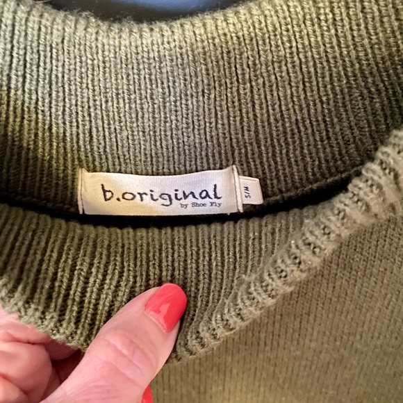 NEW PRICE‼️✨Cut-out back detail B. Original hunter green sweater in size Sm/M.✨ - Picture 5 of 5